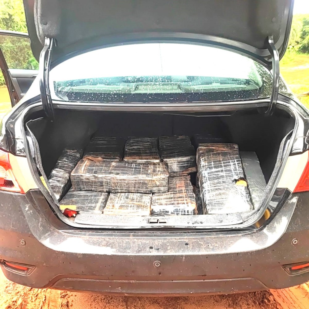 Após fuga da PM, traficante abandona carro com mais de 200 quilos de maconha