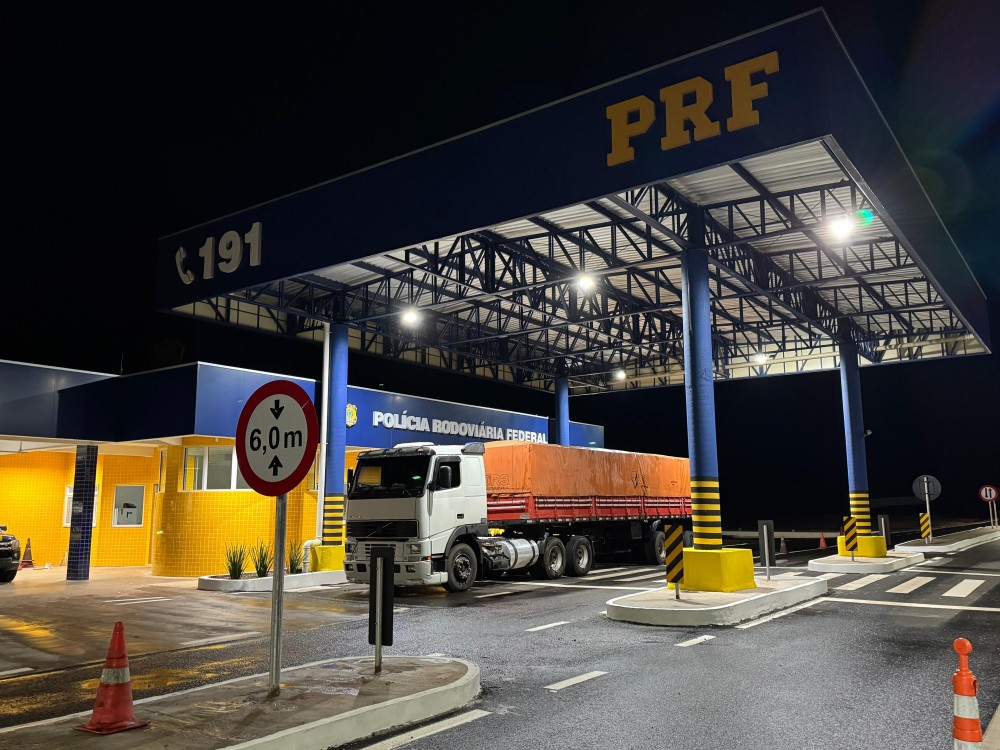 PRF apreende carreta de cigarros na reabertura de sua unidade de fiscalização em Alto Paraíso