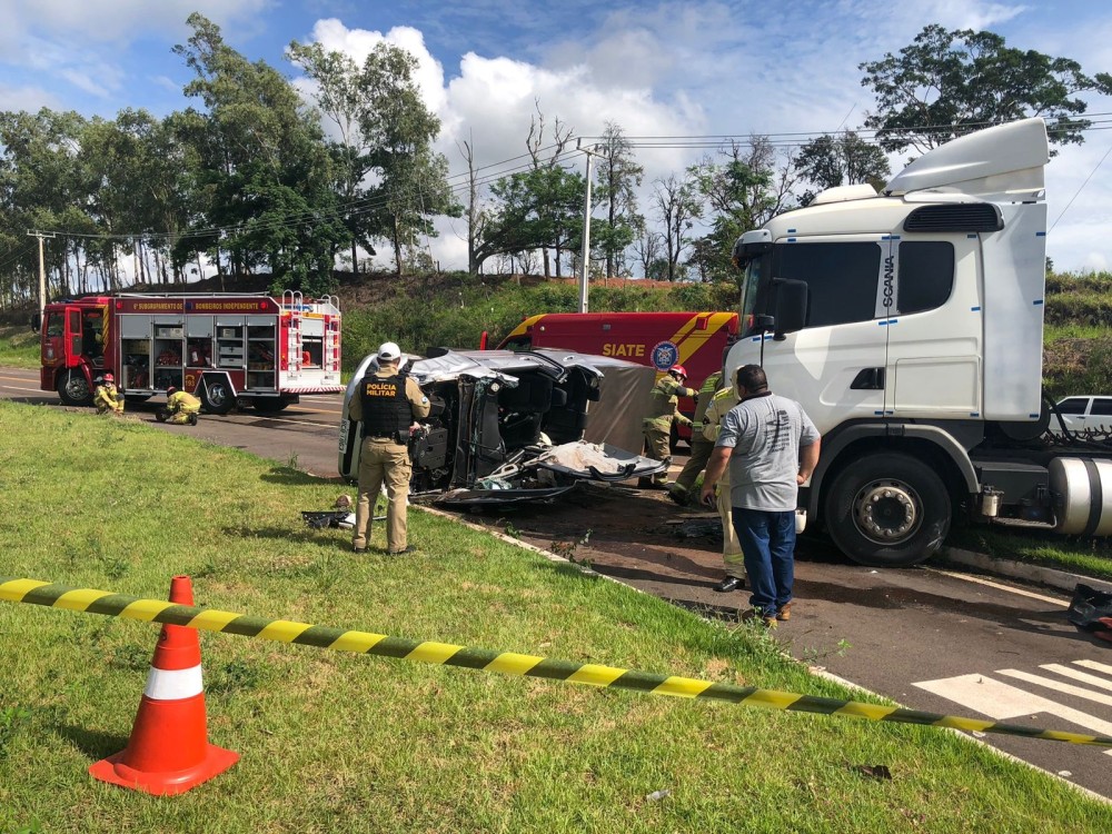 Colisão envolvendo Hilux e Carreta entre Umuarama e Serra dos Dourados mata mulher e deixa marido gravemente ferido