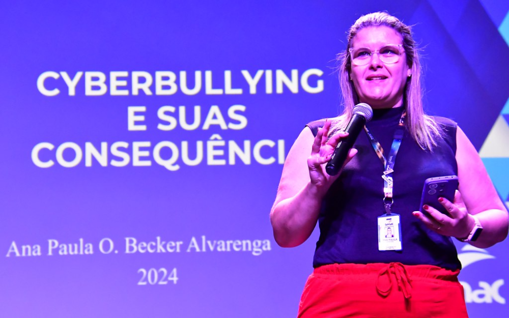 Combate ao cyberbullying é tema de palestra no teatro do Centro Cultural Vera Schubert