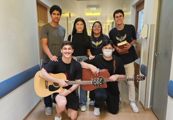 Jovens cristãos levam fé, música e esperança ao Hospital Cemil