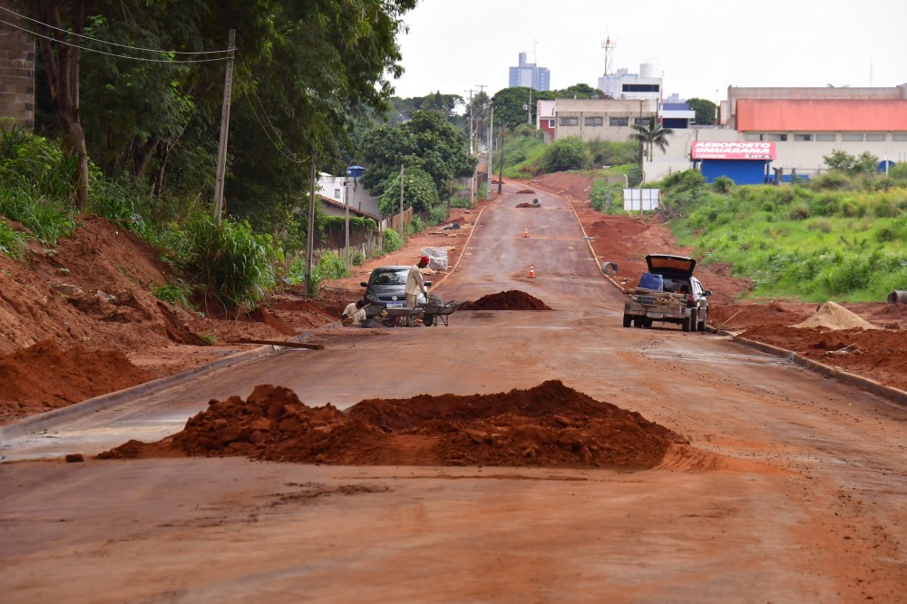 Rua que conecta aeroporto ao parque industrial tem base pronta para pavimentação