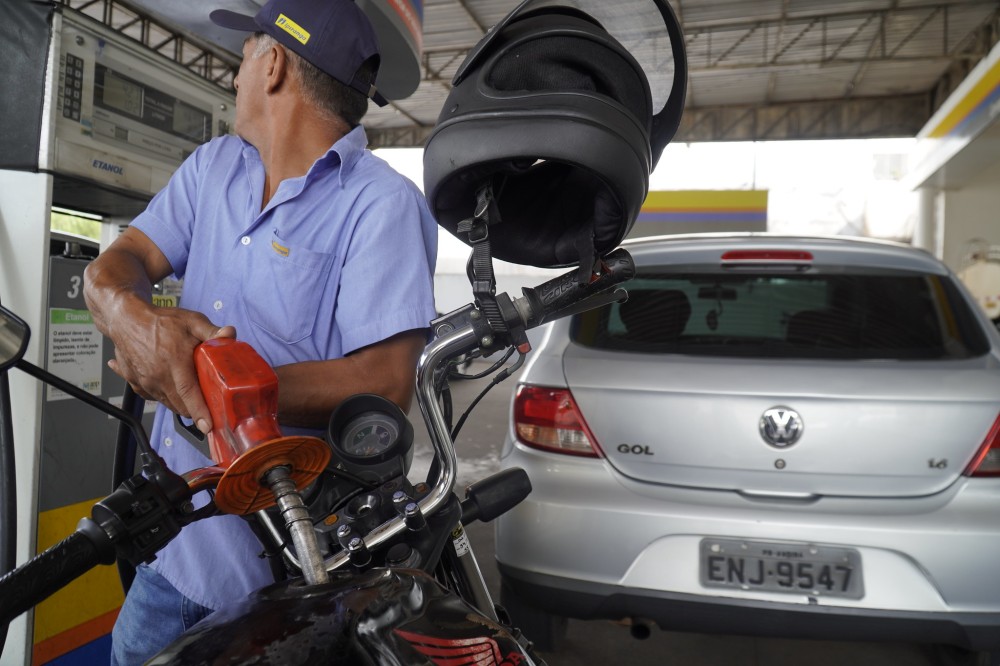 Gasolina fica 0,8% mais barata, etanol sobe 0,3% e diesel aumenta 0,9%