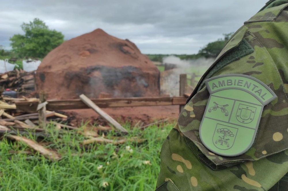 Polícia Ambiental embarga forno de carvão ilegal que funcionava irregularmente em Umuarama