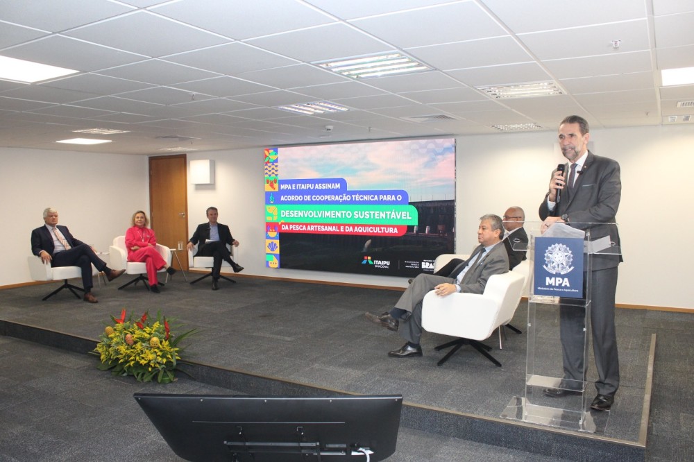 Itaipu e Ministério da Pesca assinam acordo de cooperação técnica