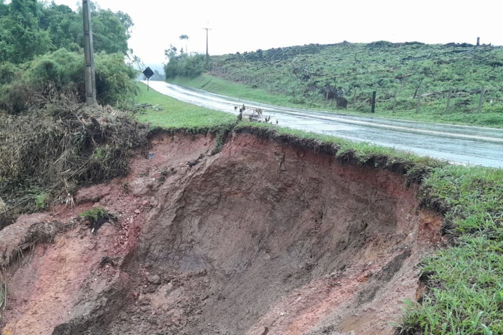 Três bloqueios totais: DER/PR divulga condições de rodovias estaduais após as chuvas