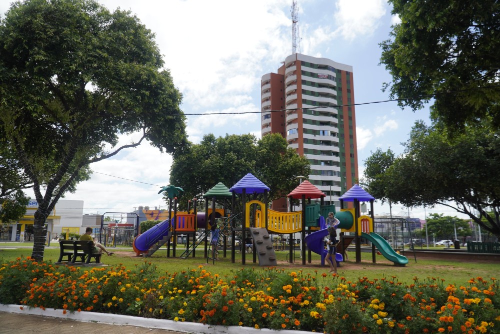 Crianças ganham brinquedos acessíveis para PcD e novo parquinho na Miguel Rossafa