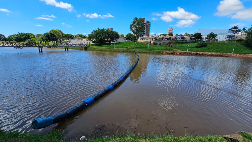 Após limpeza, prefeitura reinstala ecobarreira para conter resíduos flutuantes no Lago Aratimbó
