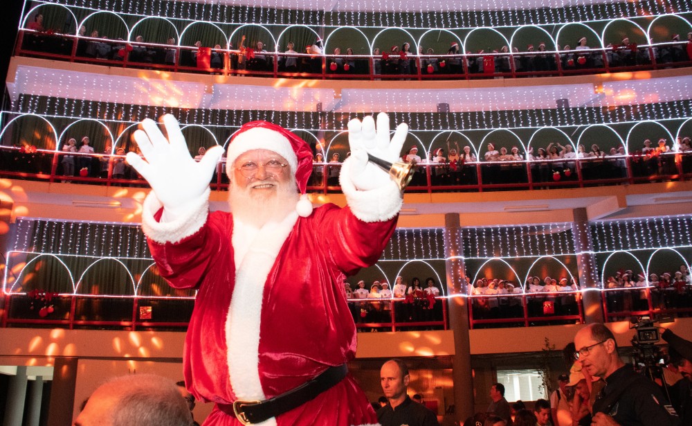 Desfile de chegada do Papai Noel leva alegria do Natal para a avenida Paraná