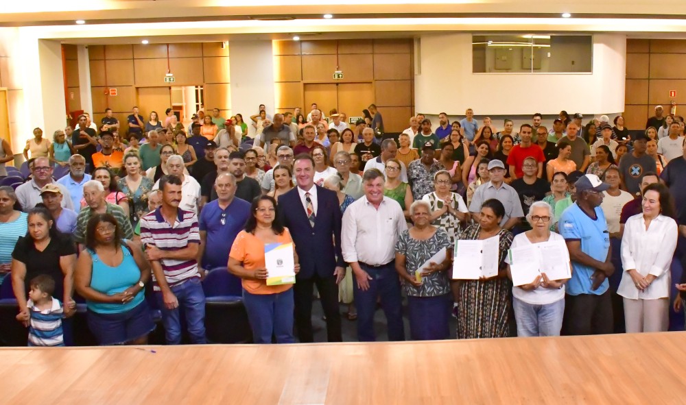 Regularização fundiária beneficia mais de 230 famílias e prefeito entrega títulos de posse
