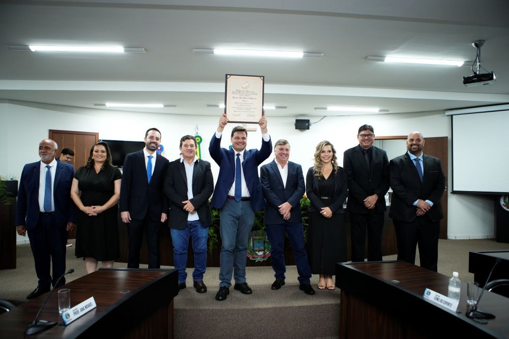 Cidadão Honorário, Sandro Alex presenteia Lago Aratimbó com águas dançantes permanentes