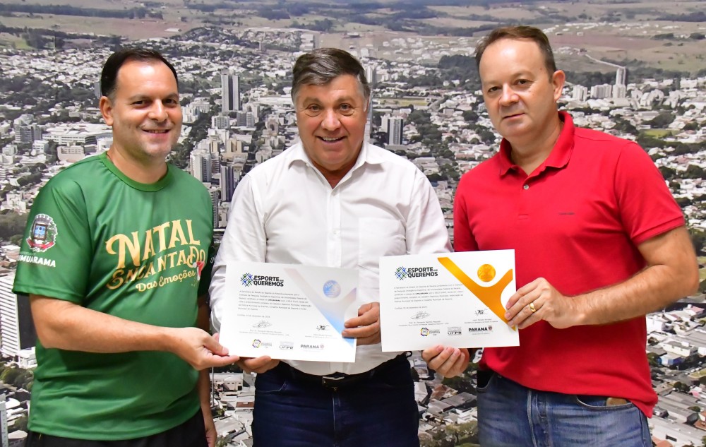 Secretário entrega Selo Ouro do programa “O Esporte Que Queremos” ao prefeito