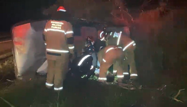 Mulher perde o controle de Gol e capota entre Umuarama e Xambrê. Ferida, foi socorrida pelo CB