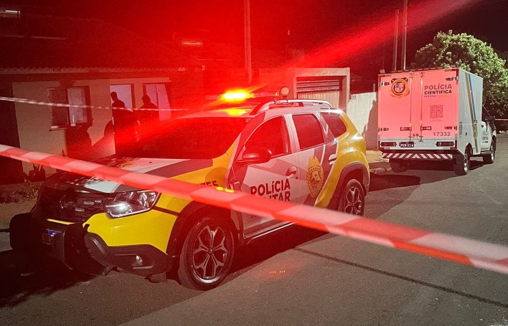 Imagens mostram o momento em que o autor de esfaqueamento chega à residência com a mulher que matou minutos depois à facadas