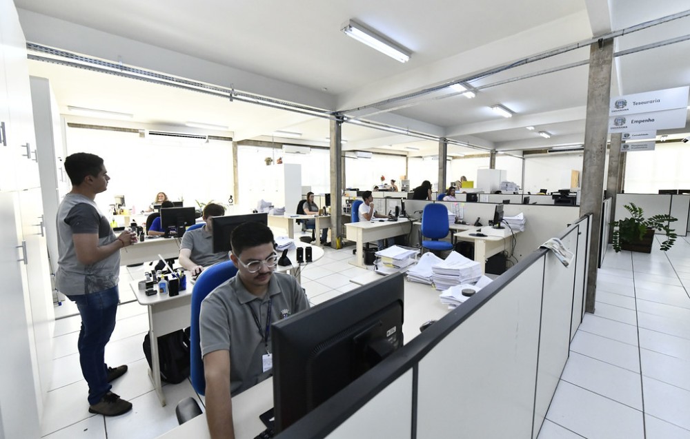 Fernando Scanavaca determina rebaixamento de divisórias entre secretarias na Prefeitura