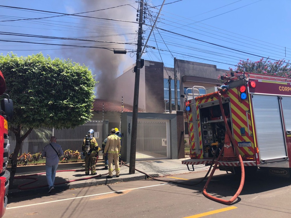 Munição explodindo em casa incendiada no centro de Umuarama deixa vizinhança aflita