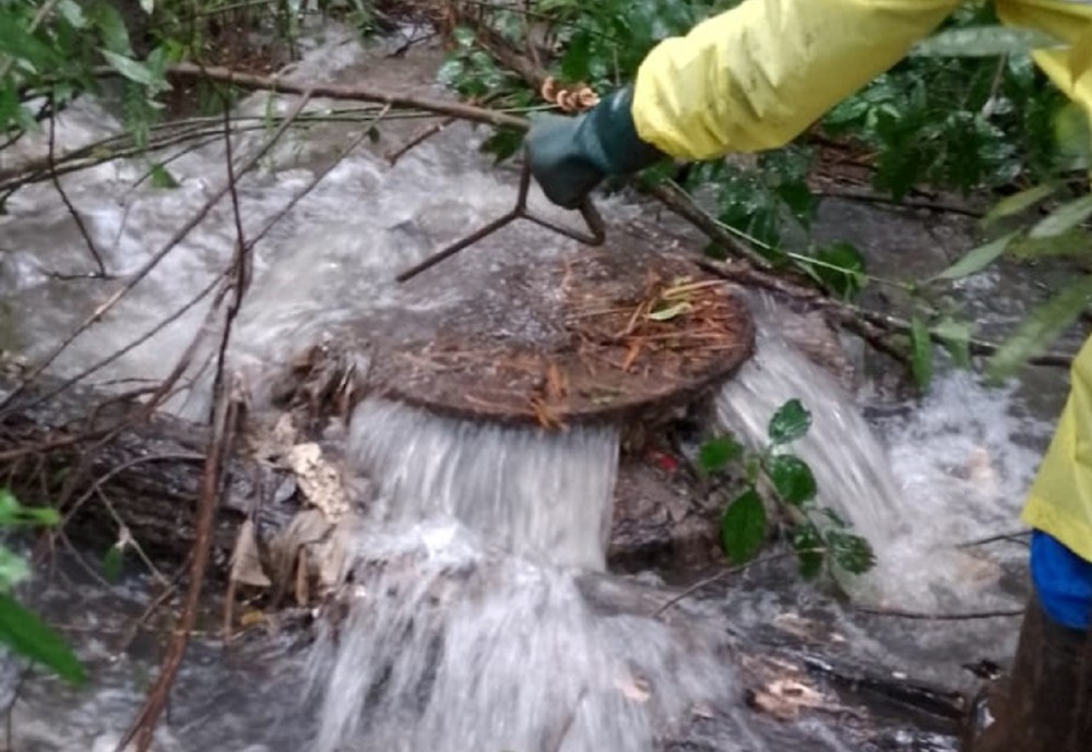 Água da chuva prejudica o sistema de coleta e tratamento de esgoto