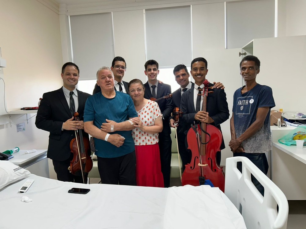 Música cristã encanta colaboradores e pacientes do Hospital Cemil