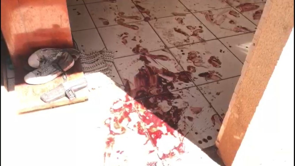 Após discussão na madrugada, mulher esfaqueia marido no Conjunto Sonho Meu e foge de casa