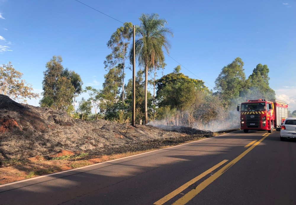 Fogo no rodado de caminhão se espalha pela vegetação à beira da rodovia entre Umuarama e Mariluz