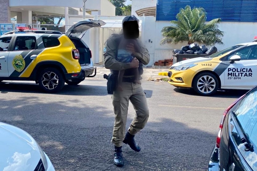 ‘Largou’ filho de 11 meses abandonado na calçada e foi beber em bar na rodoviária