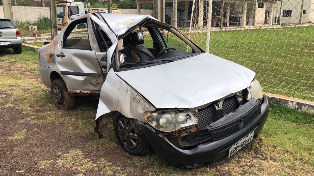 Milagrosamente motorista sobrevive a violenta colisão contra poste na avenida Portugal
