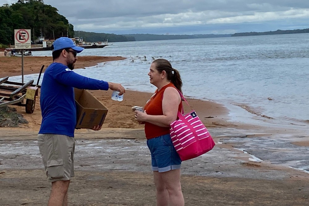 Verão Maior Paraná: Sanepar distribui 11 mil copos de água potável no Noroeste