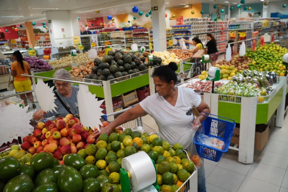 Pesquisa dos produtos da cesta básica aponta alta; diferença é grande entre mercados