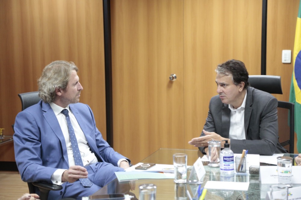 Zeca Dirceu cancela férias e recesso, volta ao trabalho em Brasília e anuncia novos cursos de medicina