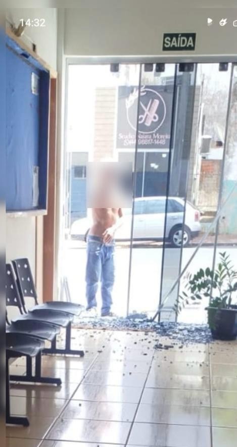 ‘Bebaço’ destrói porta de vidro da prefeitura e acaba preso pela Polícia Militar