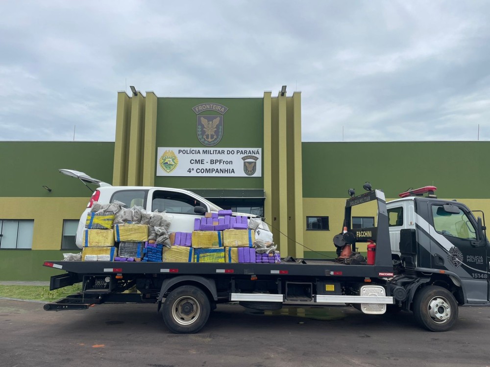 Traficante tenta escapar do BPfron, mas ‘beija o muro’ na fuga com carro cheio de maconha