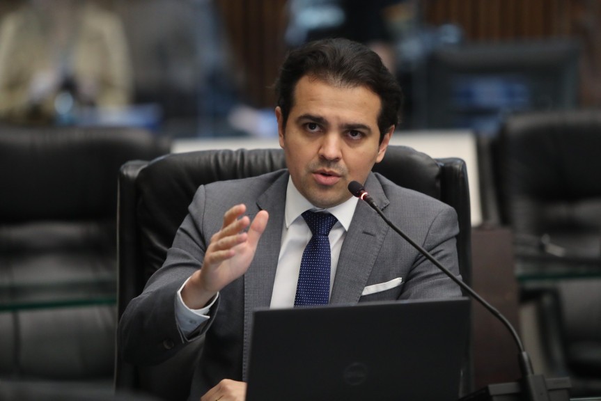 Deputado quer proibir músicas com apologia ao crime, drogas ou conteúdo sexual nas escolas