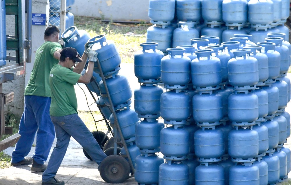 Consumidor pode economizar quase 15% comparando preços do gás de cozinha