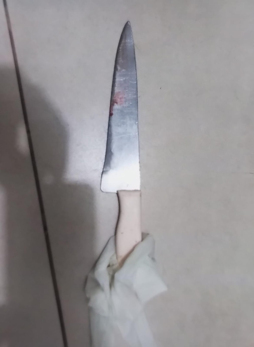 Mulher que matou marido com facada alega legítima defesa é ouvida e liberada