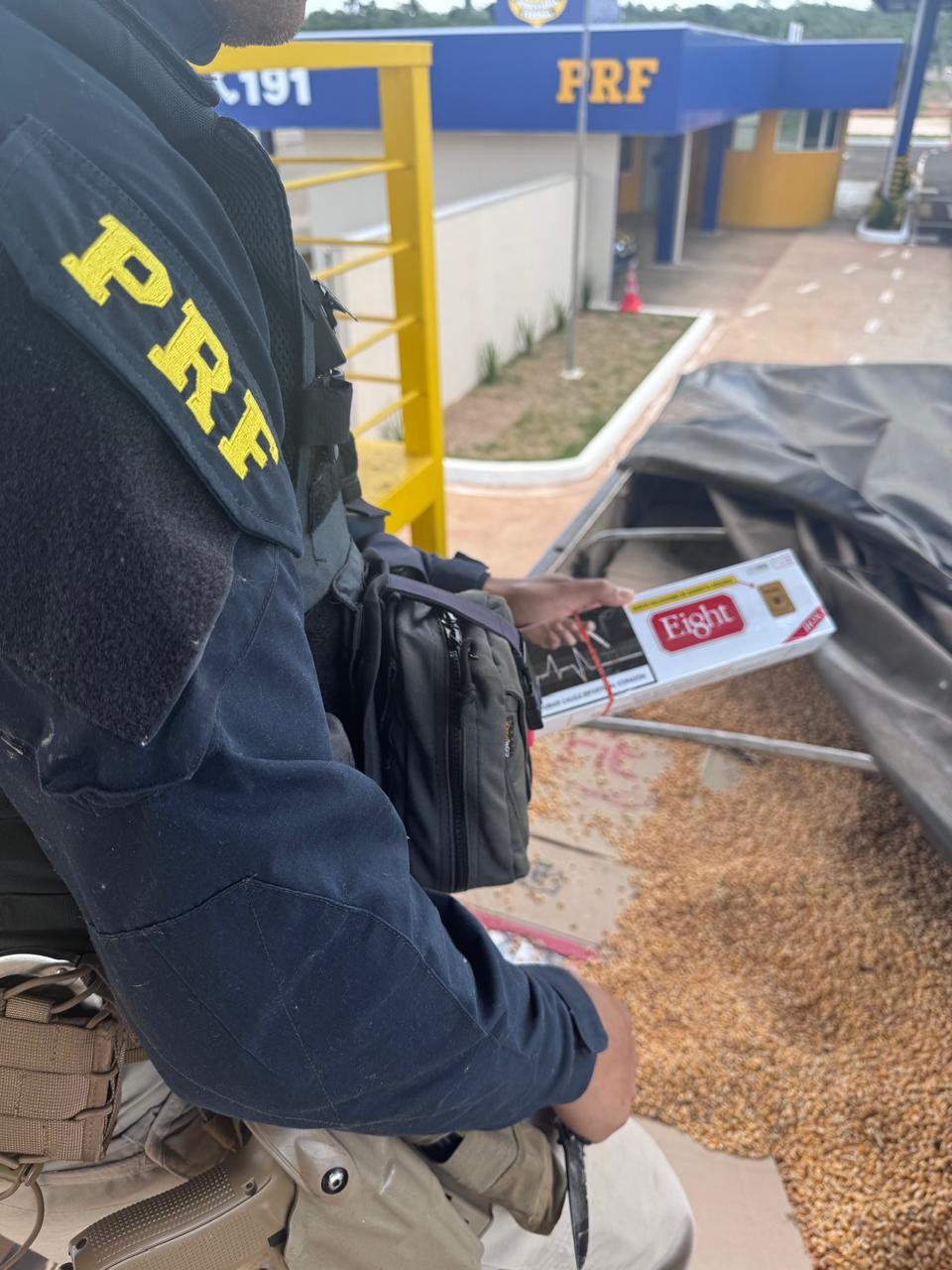 Polícia Rodoviária Federal apreende carregamento ilegal de cigarros em Alto Paraiso