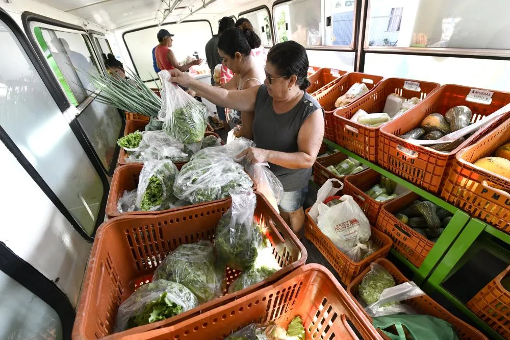Feirinha itinerante atende moradores com alimentos do Programa Lixo que Vale