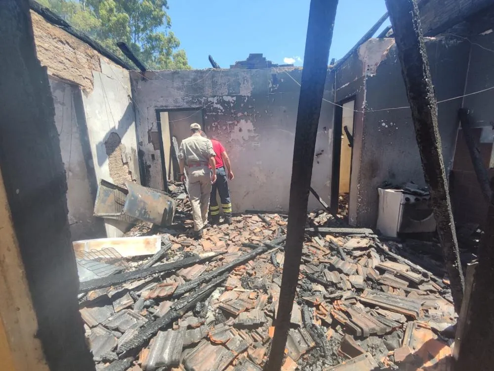 Mulher é presa em flagrante acusada de ter matado filho e irmão em incêndio em Tapira