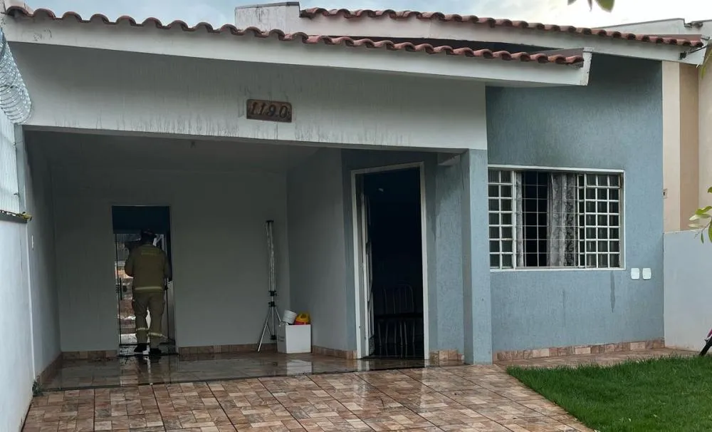 Após ‘tacar’ fogo no corpo da ex-mulher, autor é descoberto pela polícia, mas continua à solta