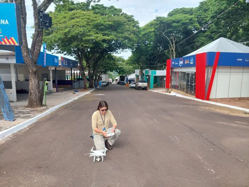 Agentes de combate à dengue fazem ‘pente fino’ com drone no parque de exposições