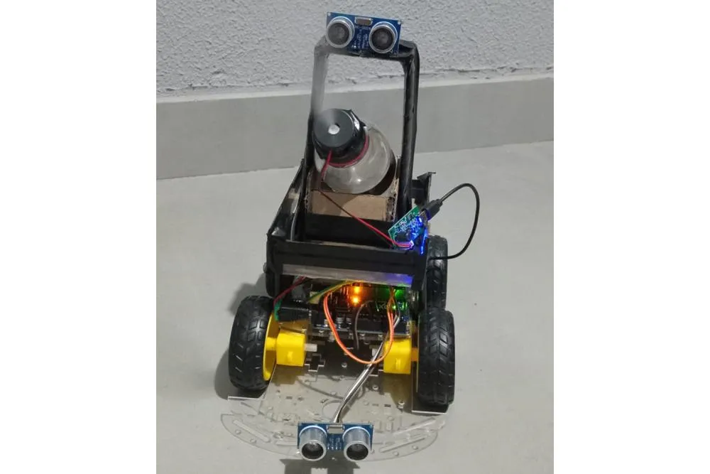 Alunos de Umuarama criam robô autônomo com citronela contra a dengue