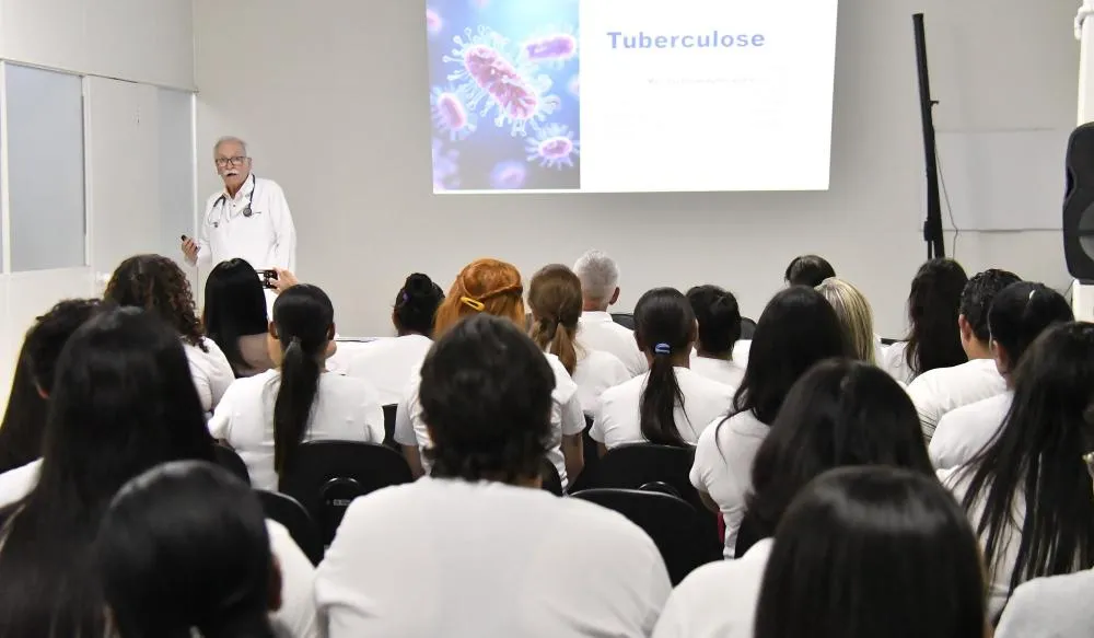 Palestra orienta alunos de curso técnico em enfermagem sobre a doença