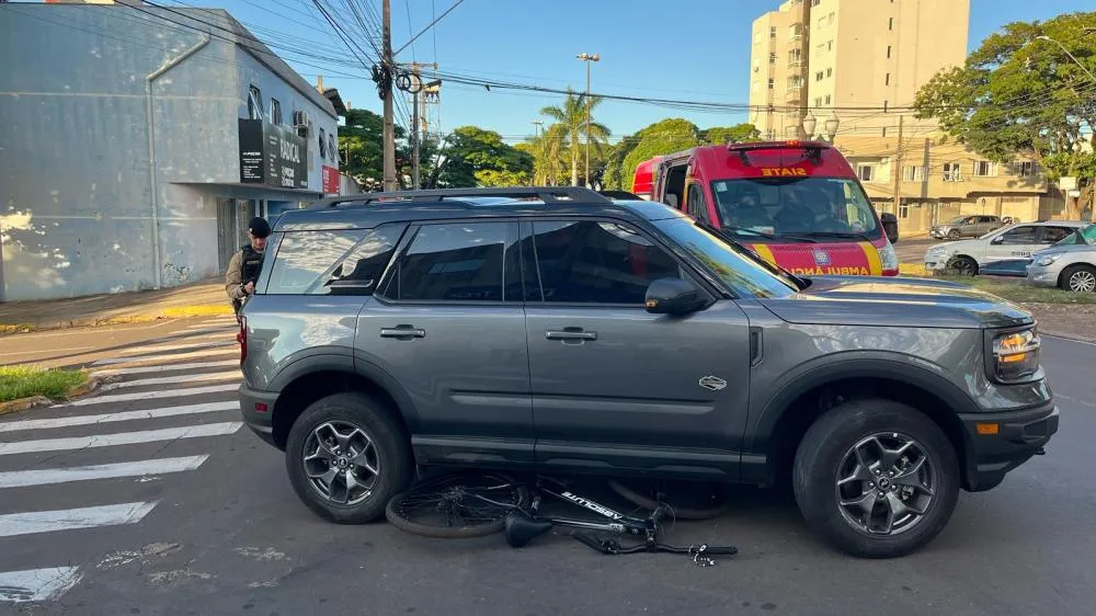 Ciclista de 14 anos fica ferido em colisão contra Bronco