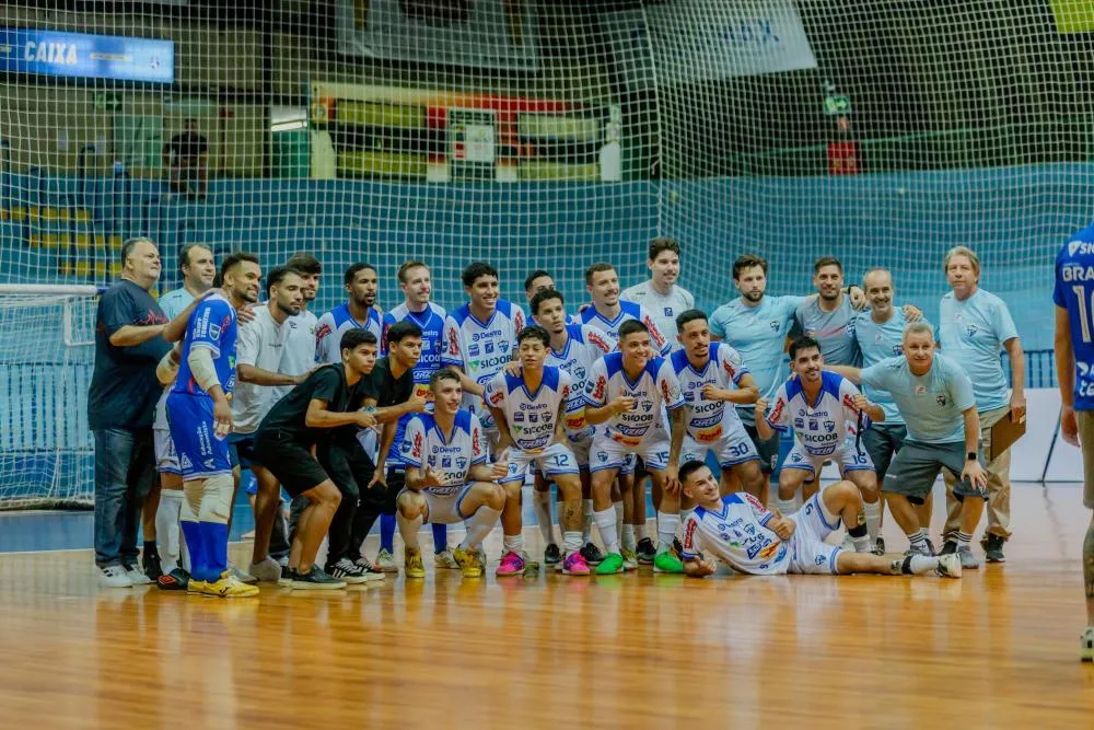 Umuarama goleia em Foz do Iguaçu e permanece entre os primeiros na Série Ouro