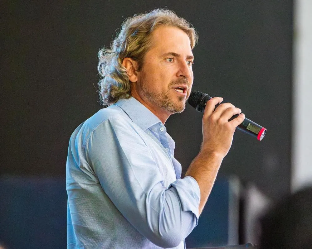 Zeca Dirceu alerta municípios para cumprimento dos prazos, sob pena de perderem obras selecionadas