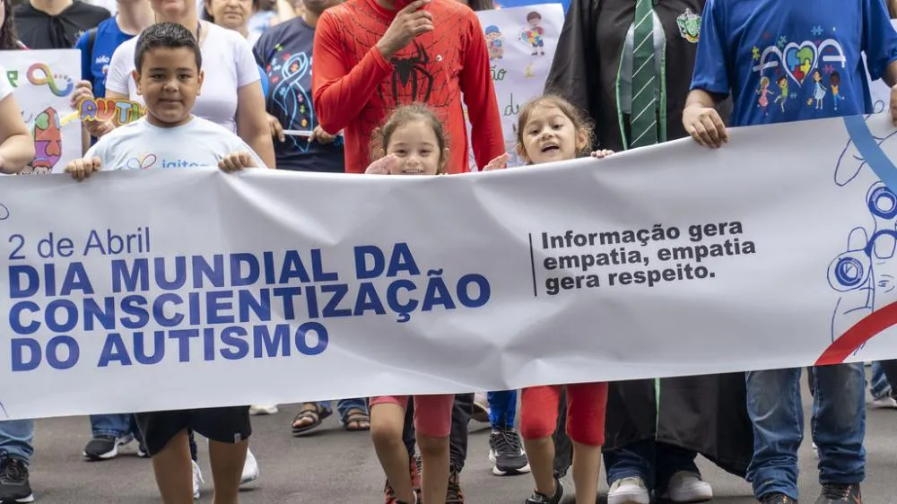 Passeata conscientiza população sobre o Transtorno do Espectro Autista