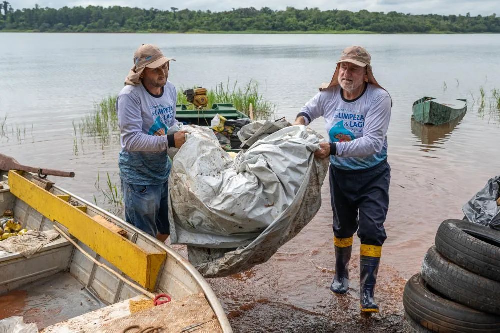 Itaipu promove campanha de limpeza do lago em parceria com pescadores