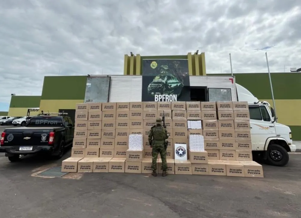 BPFron e Receita Federal apreende caminhão carregado com cigarros paraguaios