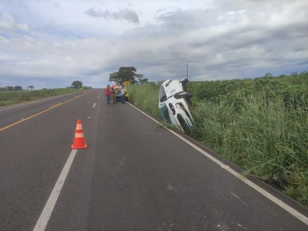 Capotamento deixa mulher ferida na rodovia PR-323