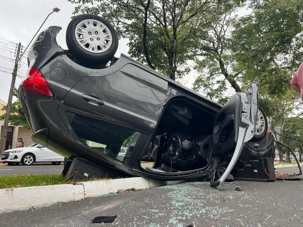 Acidente envolvendo três veículos deixa um capotado no centro de Umuarama