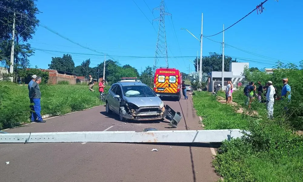Motorista perde o controle, sai da pista e bate de frente em poste de iluminação